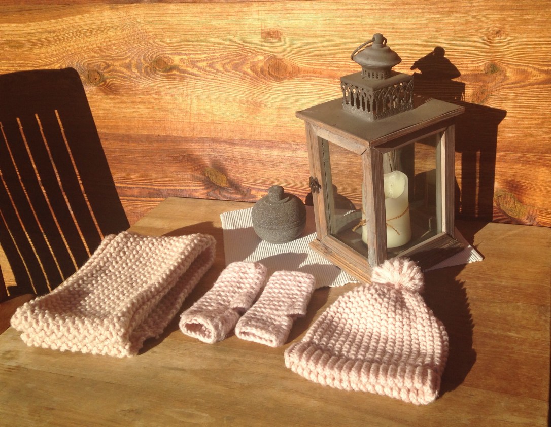 conjunto gorro bufanda con telar, mitones con ganchillo