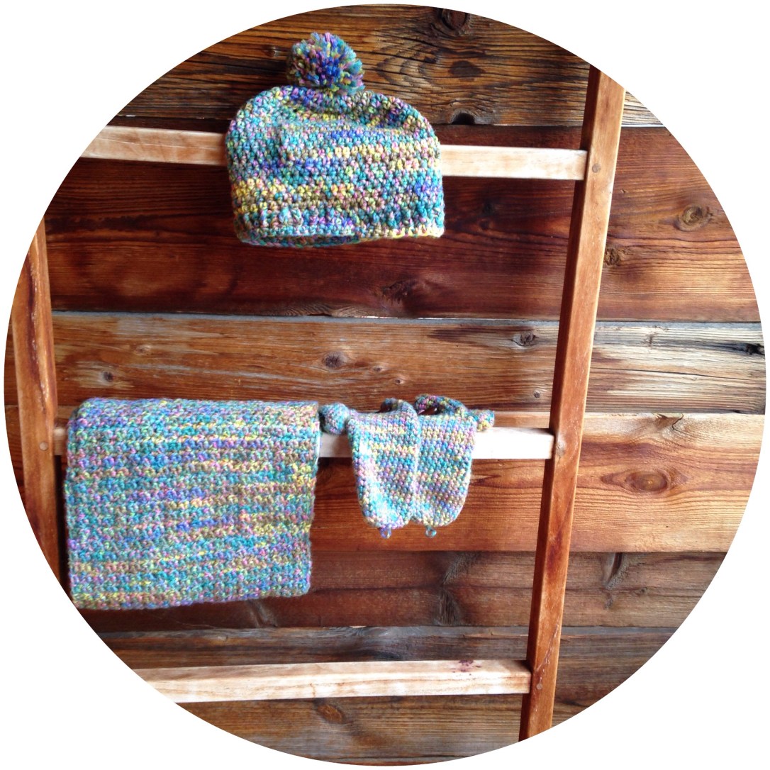 Conjunto de cuello, mitones y gorro de ganchillo
