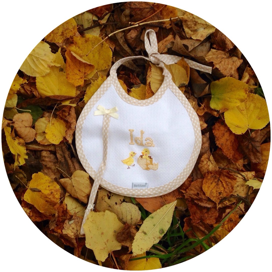 Babero a punto de cruz 